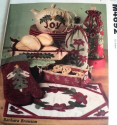 4692 XMAS GIFT BOTTLE BAG, T-COZY, LINENS, TRAYS APPLQ PATTERN