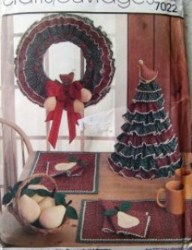 7022 XMAS WREATH, TREE CENTRPC, LINENS, PARTRIDGE PATTERN