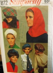 7872 SIMPLICITY 1968 TWIGGY BERETS, BUTTON HOOD , SASH, ASCOT HAT PATTERN