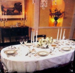 8873  VOGUE 1980 TABLE LINENS, SIZED TABLECLOTH, NAPKIN PATTERN uncut