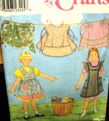 8916 CHILDREN RETRO CRAFT/HALF/COBBLER APRONS PATTERN 3-8