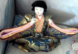 6'' BEAUTIFUL SEATED ORIENTAL CEREMONIAL DOLL, ORIGINAL #829