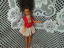 9.5" BRUNETTE 1987 TEEN TIME COURTNEY DOLL, BEND LEG, RED OUTFIT