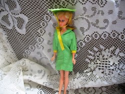 1824 COMPLETE GREEN SNAP DASH BARBIE DRESS, HAT, SOCKS, YELLOW BOW SHOES