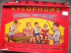 1940s-50 XYLOPHONE MUSICAL INSTRUMENT NO.408 IN RED BOX